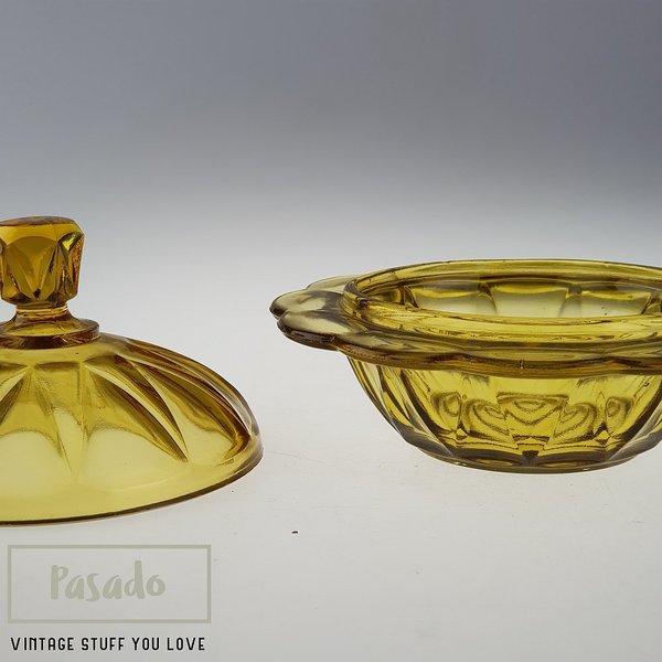 Vintage dekseldoos/ botervloot/ bonbonniere persglas amber