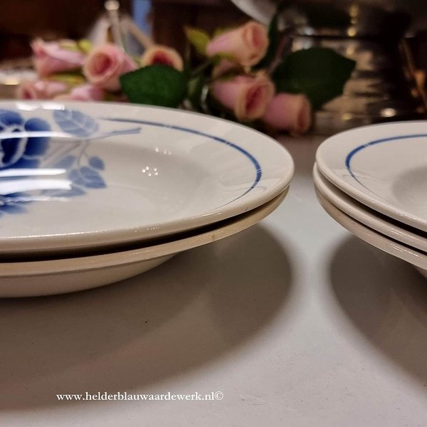 Brocante soepborden/ diepe borden St. Amand France blauwe bloem (set van 5 stuks)