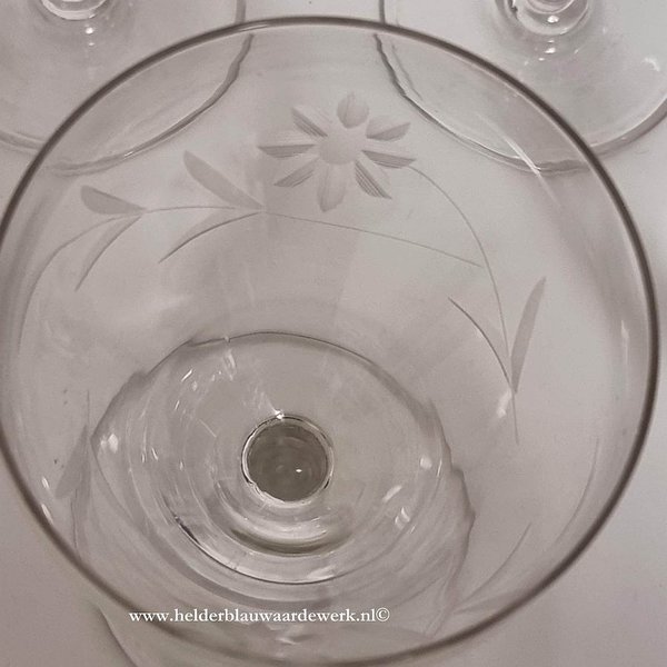 Oude wijnglazen tulpvormige kelk floraal motief (set van zes glazen)