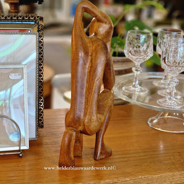 Beeld/ sculptuur houtsnijwerk abstract mens hoogte 30 cm