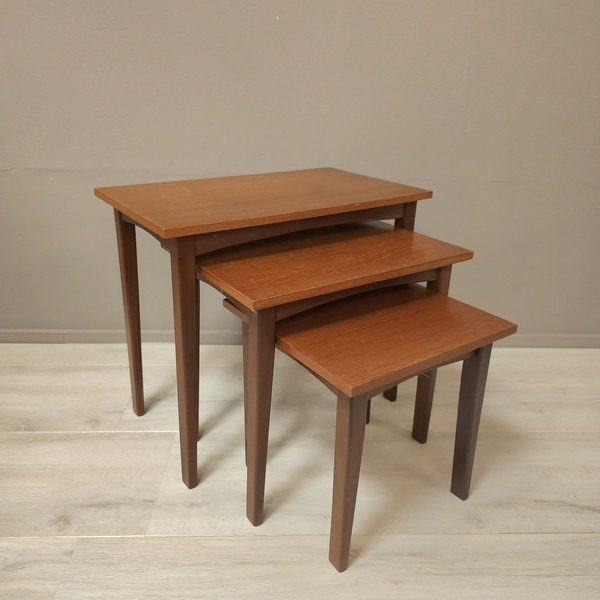 Vintage nesting tables/ bijzettafeltjes/ mimiset DRAVO (set van 3 tafeltjes)